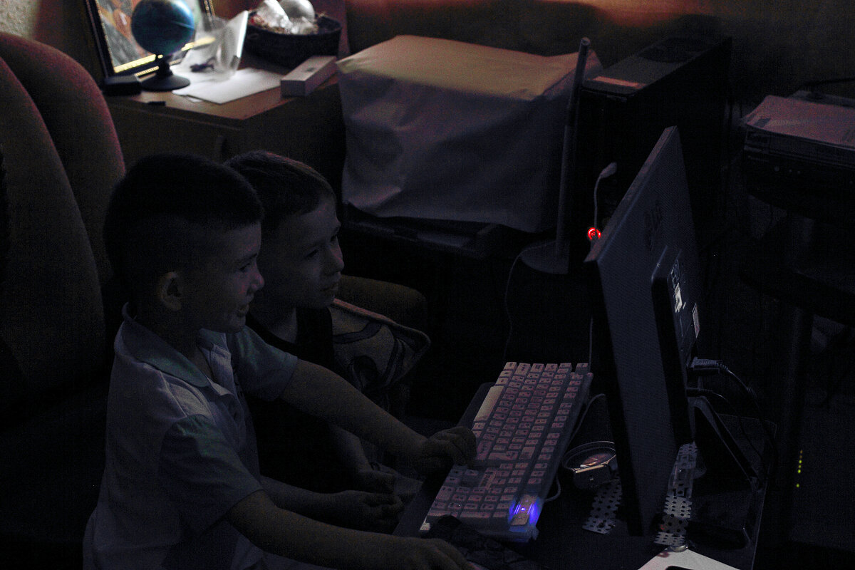 Внуки играют - Юрий Гайворонскiий Внуки играют - Юрий Гайворонскiий