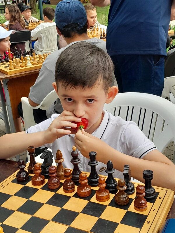 Не могли одинаковые фигуры поставить, так дайте хоть клубнику спокойно доесть...) - Константин Штарк