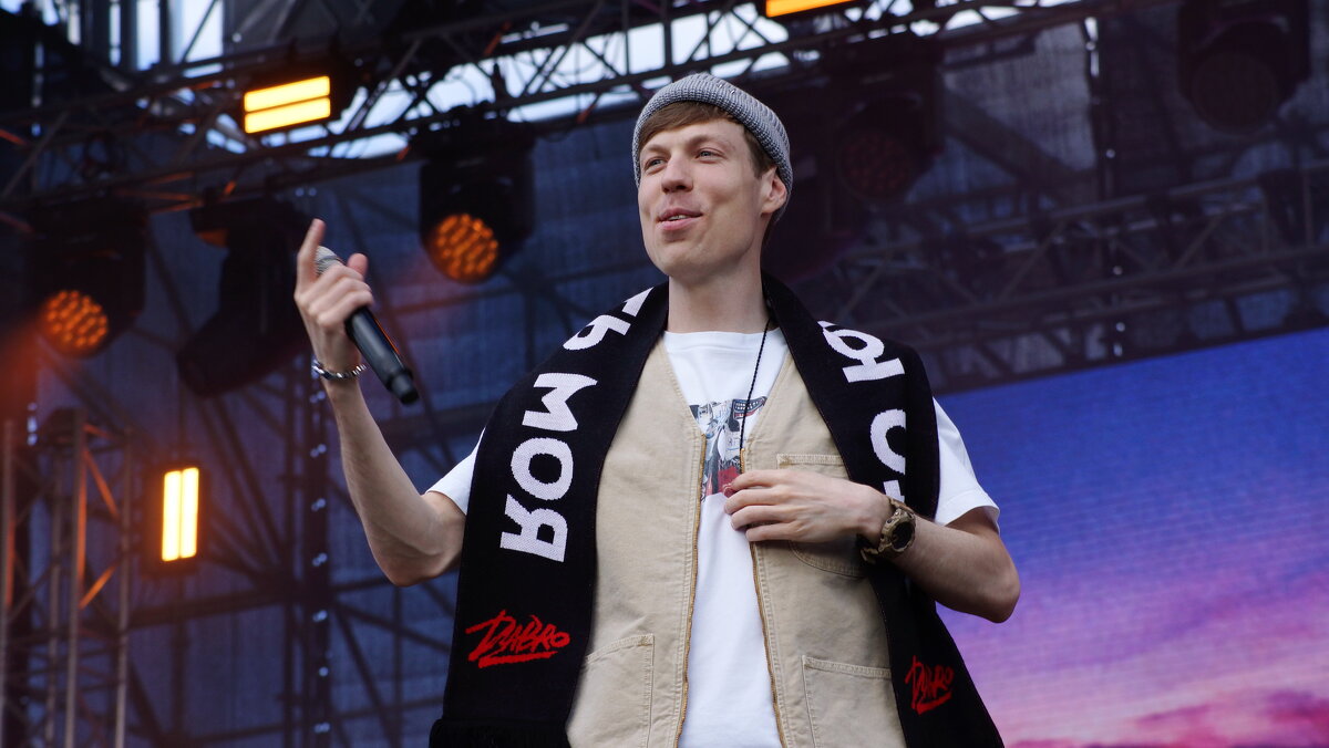 На концерте в День Химика. - Вик Токарев