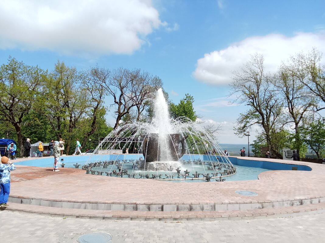 Фонтан возле смирновского источника и Каскадной лестницы - Виктор Фонтан возле смирновского источника и Каскадной лестницы - Виктор