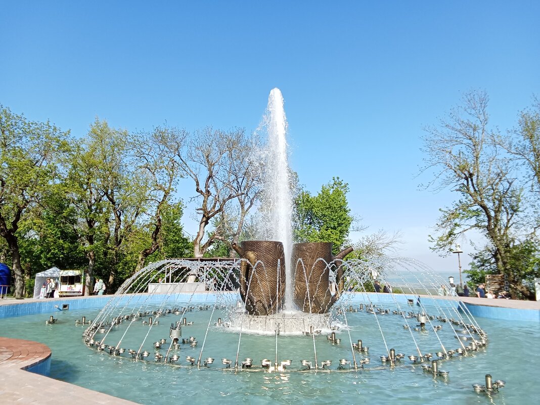 У фонтана - Виктор 