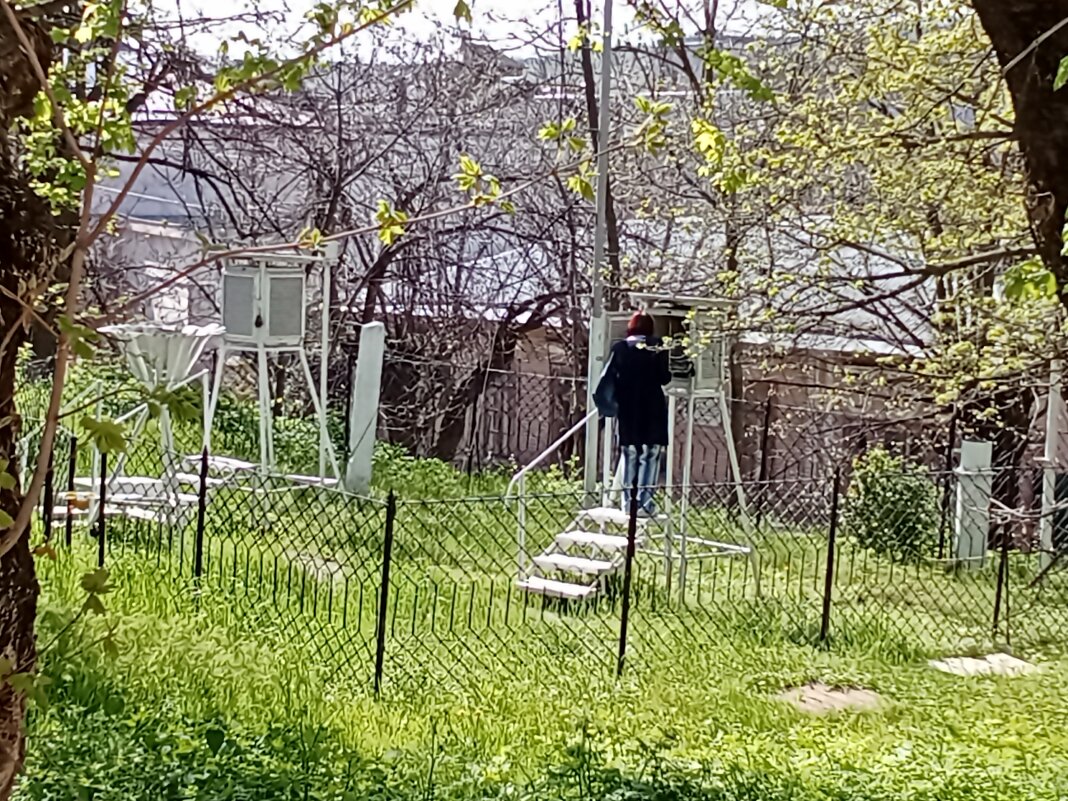 Метеоролог за работой - Виктор 