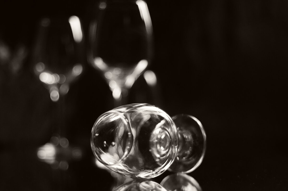 .... плеснет кто..? - колдовства.. в хрустальный блеск бокалов.. - Георгий Никонов .... плеснет кто..? - колдовства.. в хрустальный блеск бокалов.. - Георгий Никонов