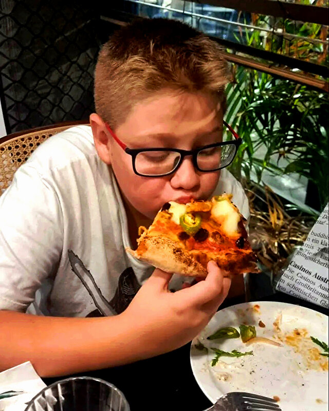 БОЛЬШОМУ   КУСКУ   РОТ  РАДУЕТСЯ - Анатолий Малобродский