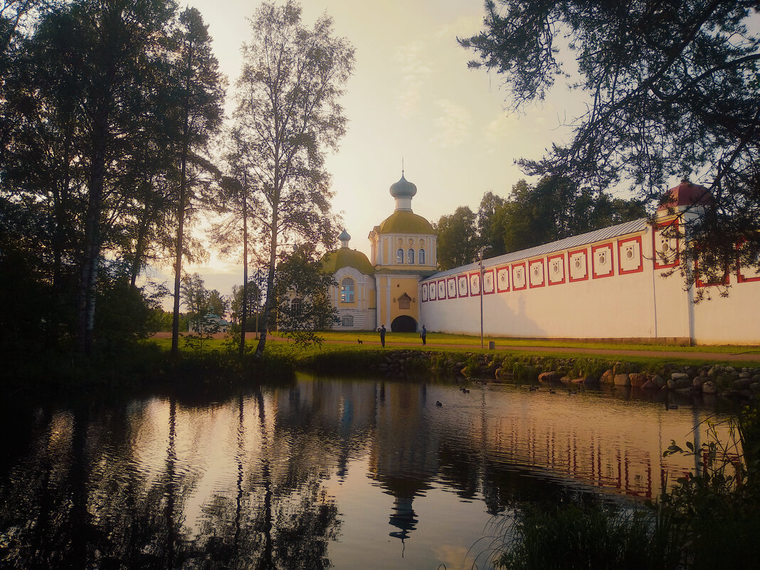 Летний вечер возле стен монастыря - Сергей Кочнев