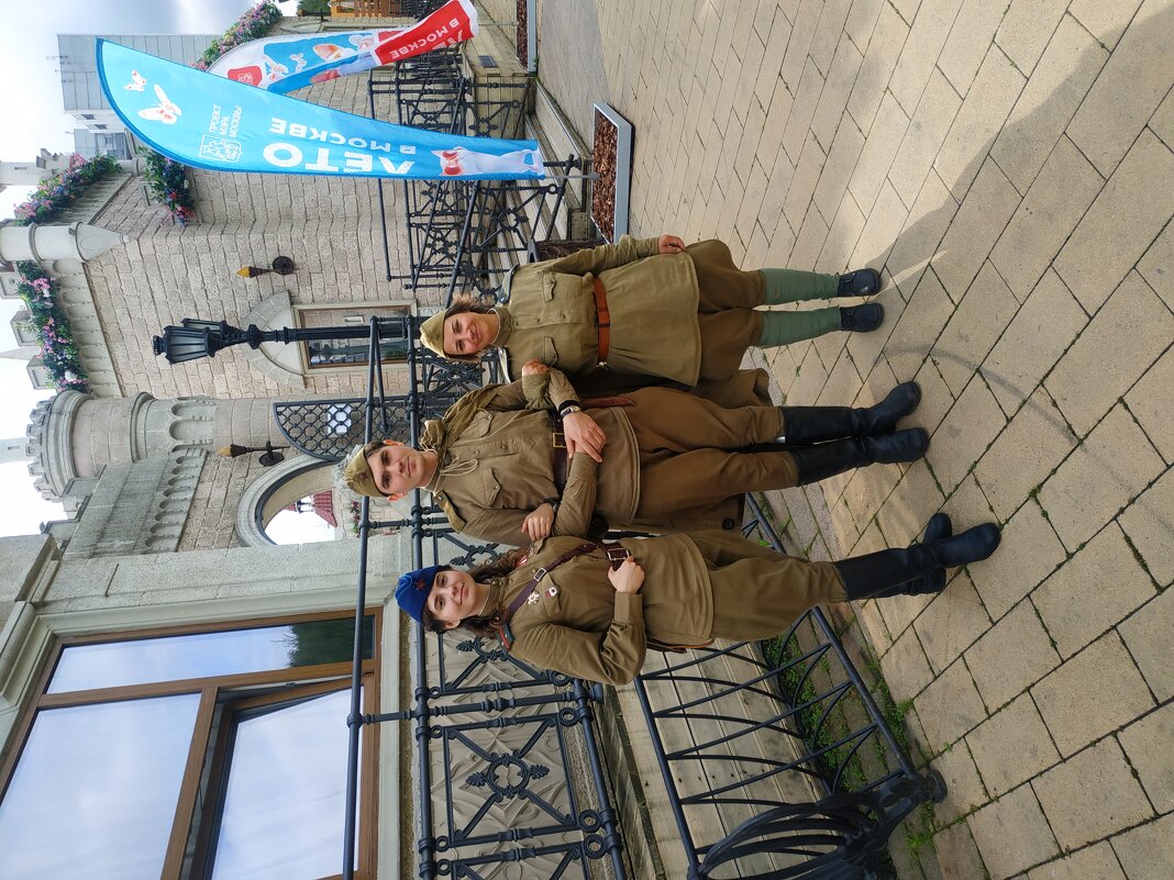 Они занимаются реконструкцией истории - Андрей Лукьянов