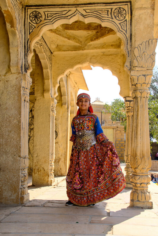 Девушка в национальном костюме - Георгий А
