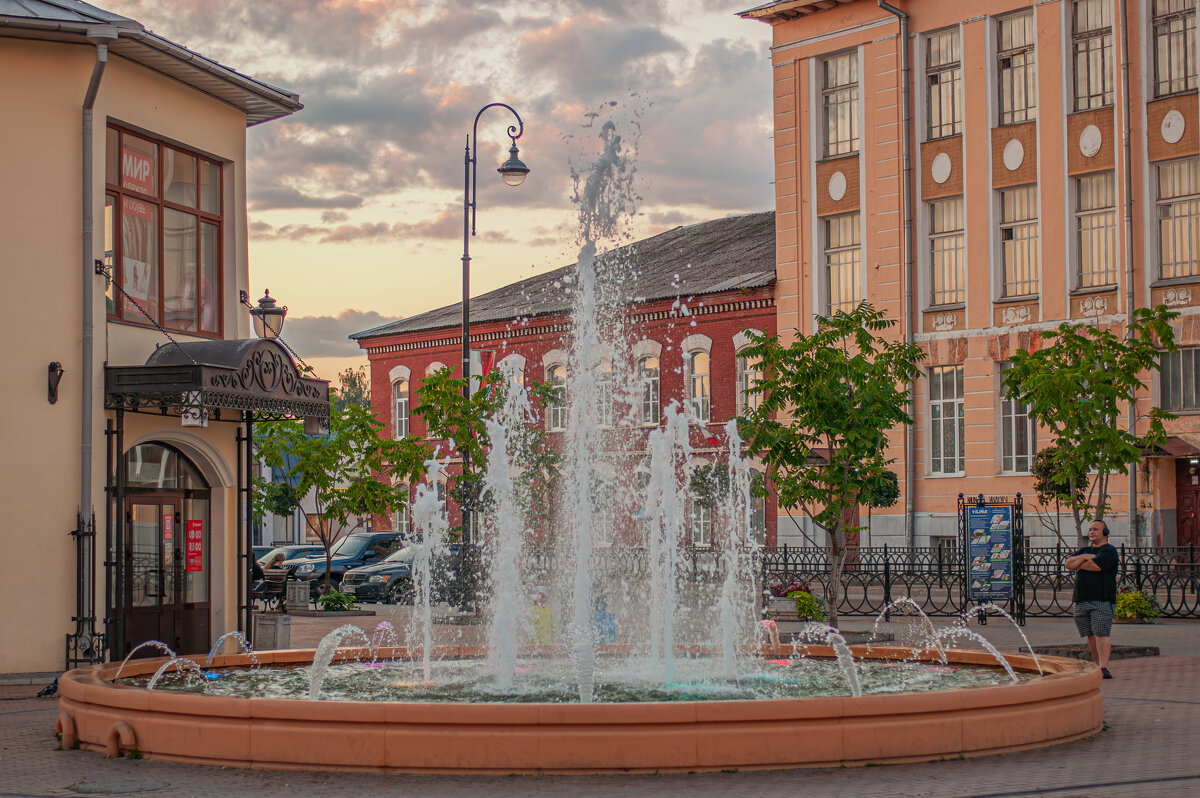 У фонтана. Центр города Боровичи - Александр Филатов