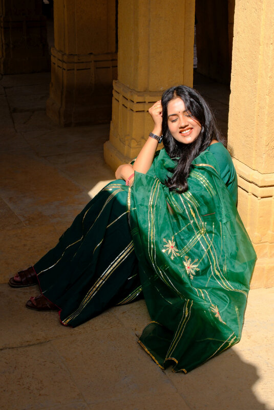 Девушка в кенотафе (живая) - Георгий А Девушка в кенотафе (живая) - Георгий А