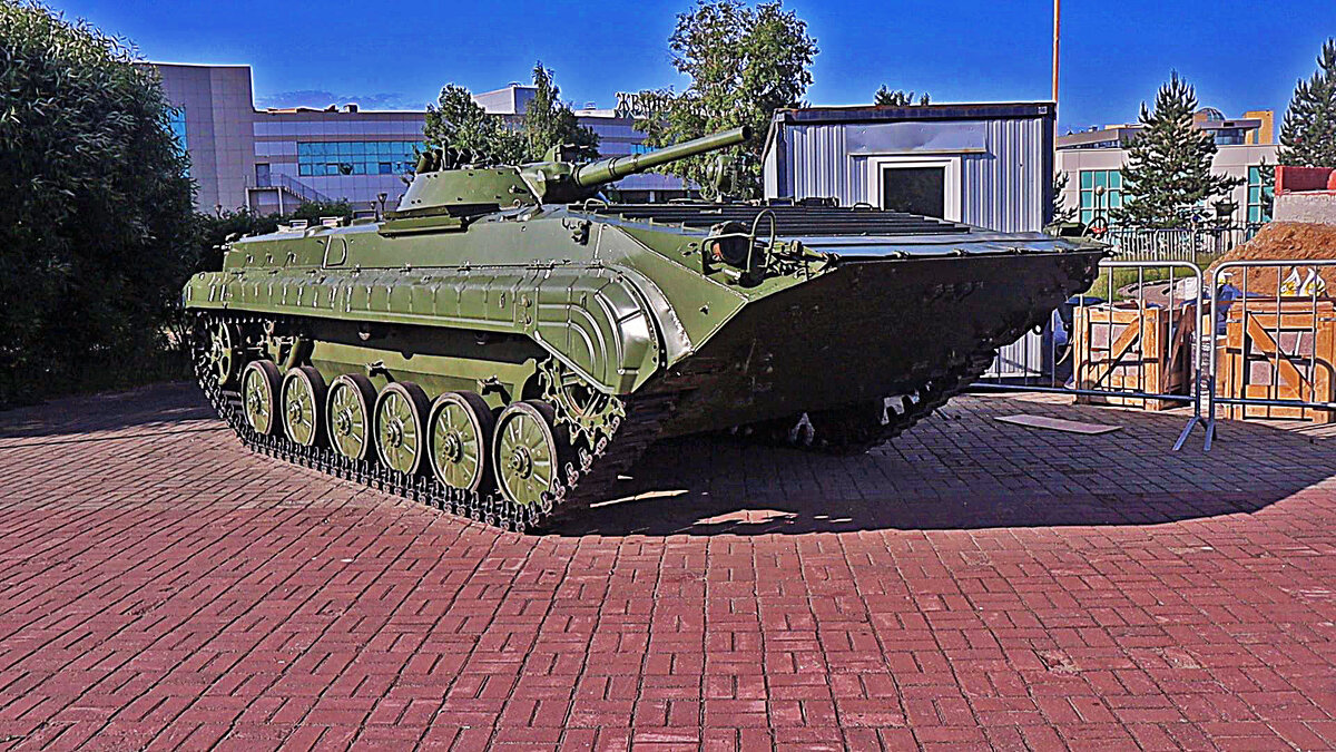 Июнь...Бронетранспортер в сквере молодых защитников Родины! - Владимир 