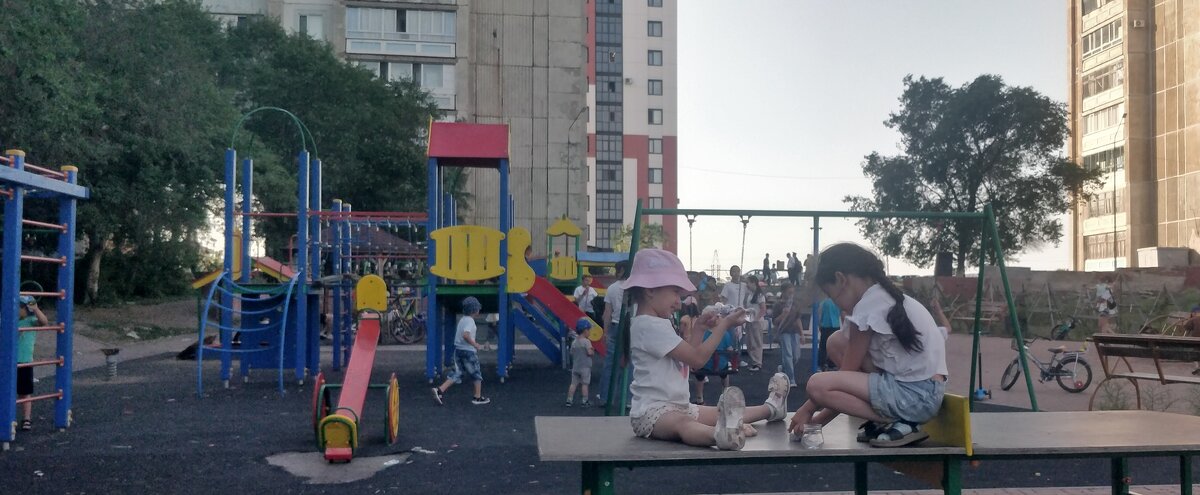 На детской площадке... - Андрей Хлопонин