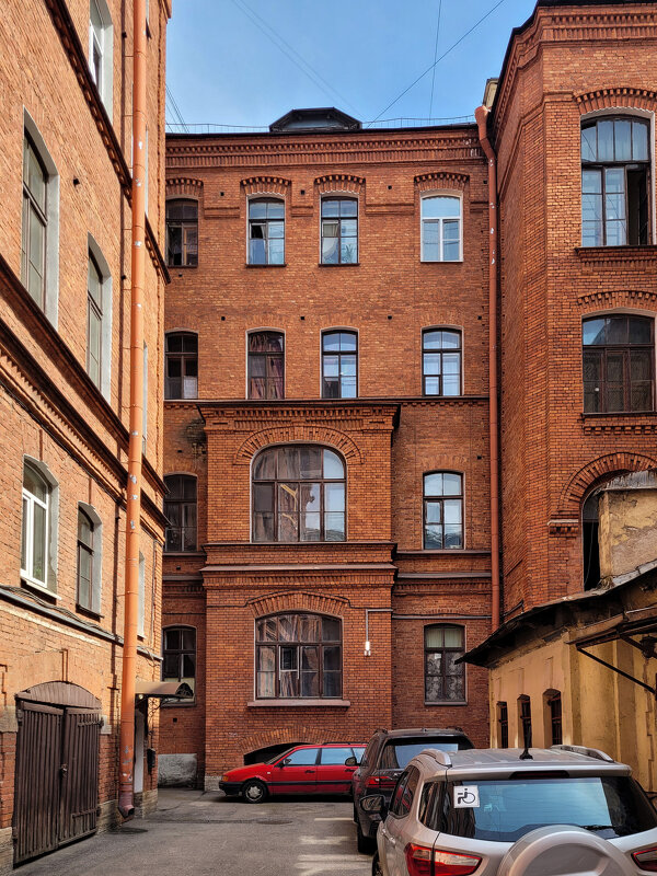 Во дворе фабрики "Братья Бух" - Татьяна Машошина