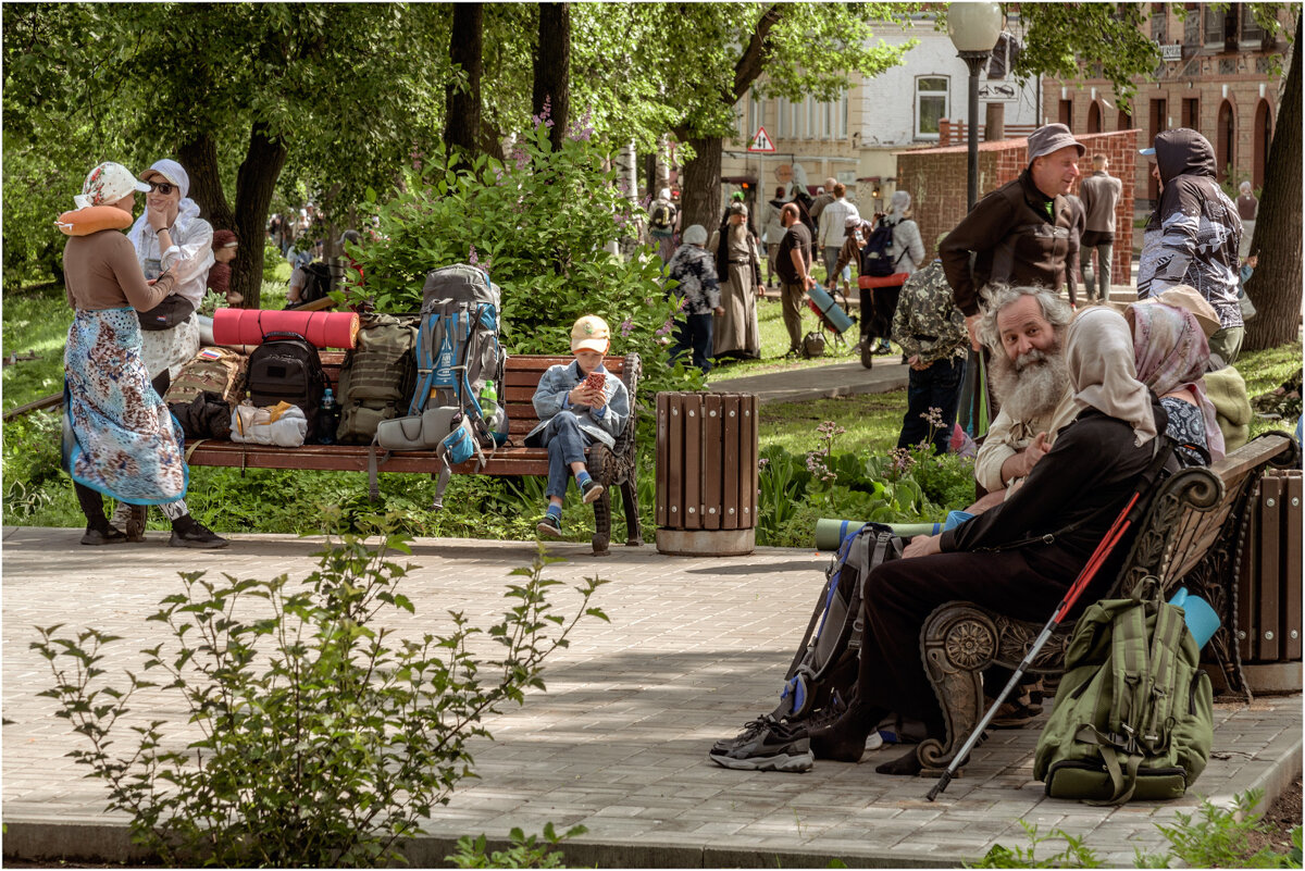 Перед дальней дорогой ( г.Киров.Паломники Великорецкого крестного хода .03.06.25 ) - Валентин Котляров