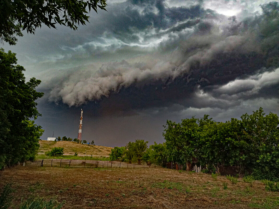 Надвигается ураган - Юрий Фёдоров