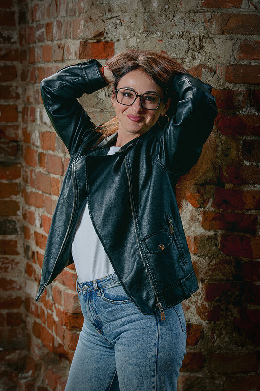 На фоне кирпичной стены. - Владимир Крышковец