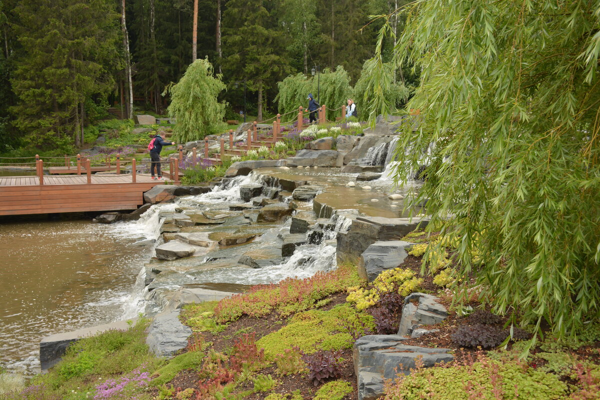 У водопада - Леонид Иванчук