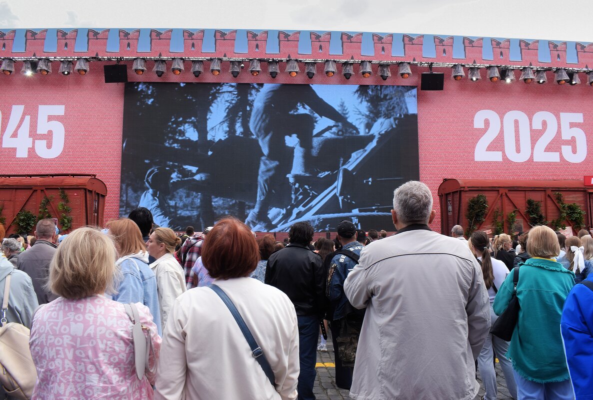 Между номерами документальные кадры о героических страницах войны… . - Татьяна Помогалова