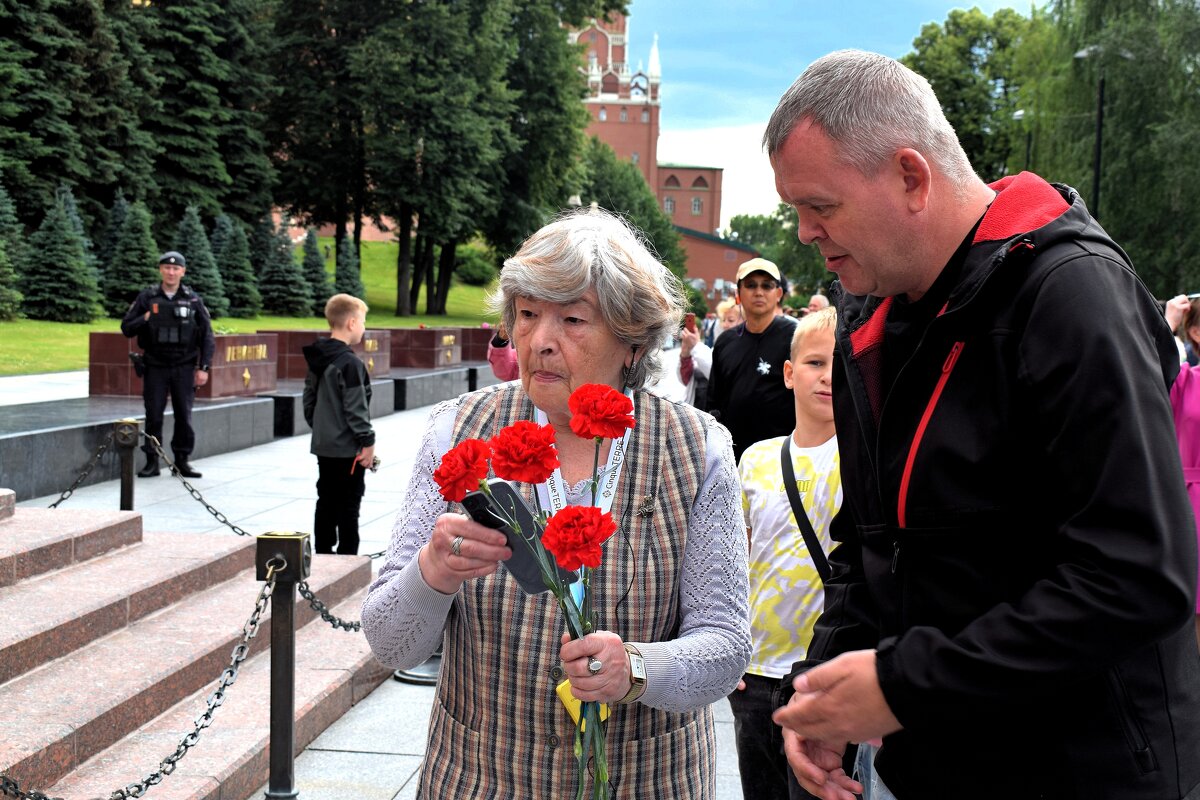 Возложить цветы  к Могиле Неизвестного Солдата может каждый. - Татьяна Помогалова