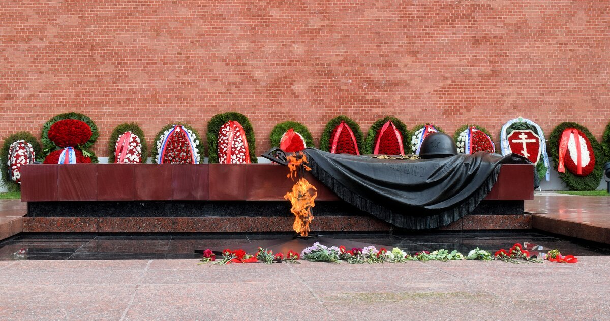 Венки у Кремлёвской стены  от 22.06.2025 года. - Татьяна Помогалова