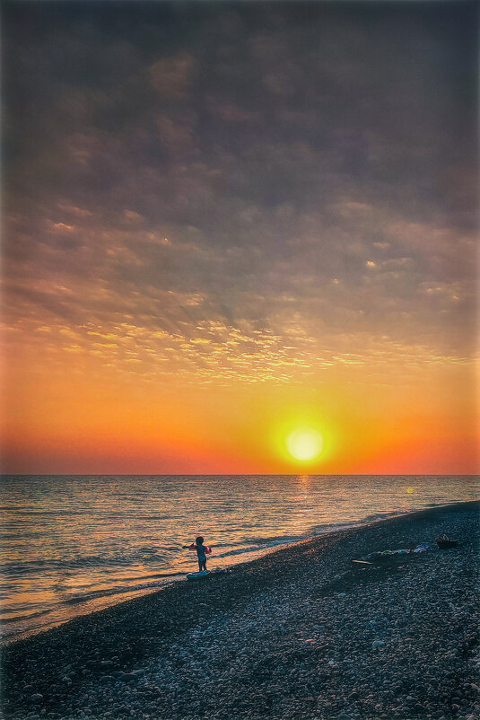 Бросание камней в море на закате.. - AZ east3