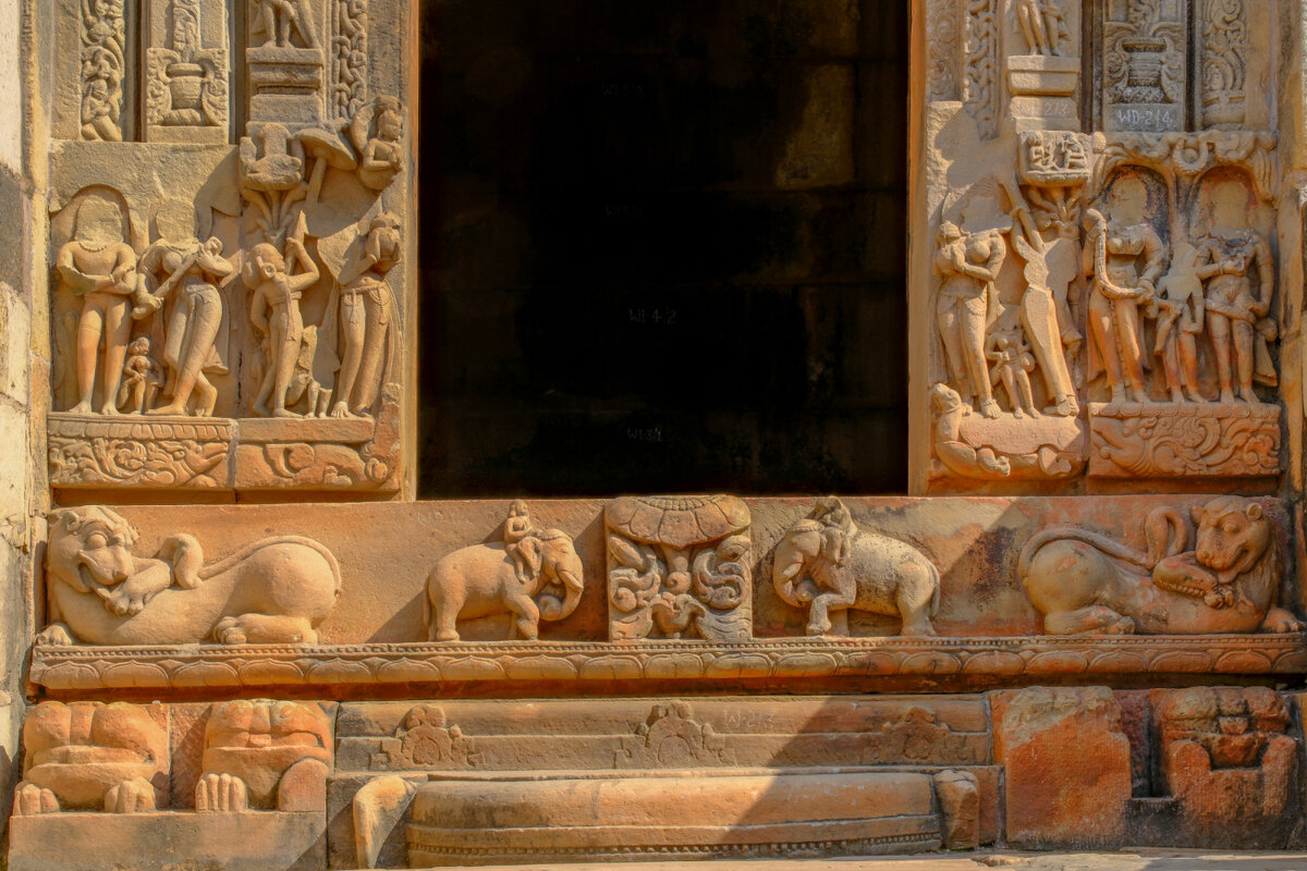 Детали скульптур у входа в один из храмов Батешвар - Георгий А