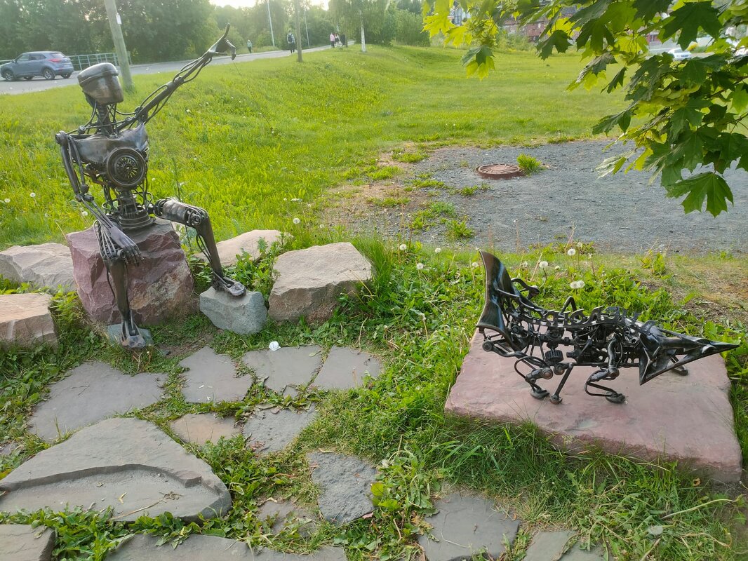 В Петрозаводске. Робот и его собака в парке "Ямка" - Ирэн 