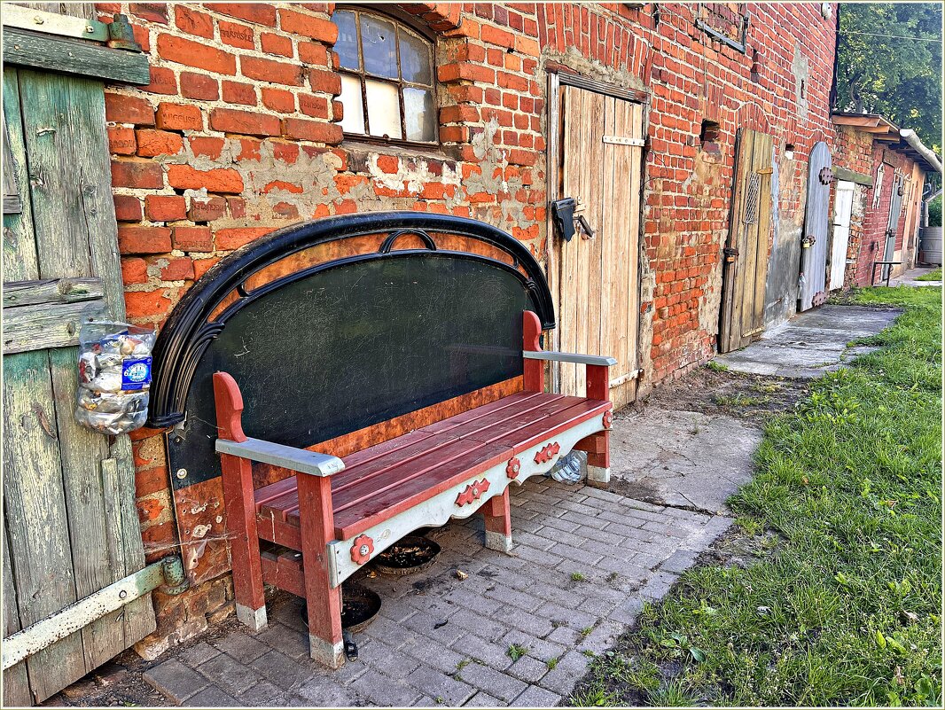 В дворике Гвардейска. - Валерия Комова