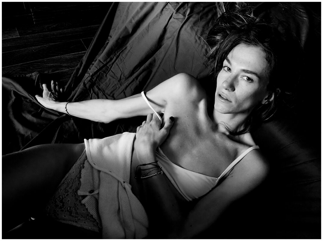 Женский портрет на темном фоне - Михаил Зобов