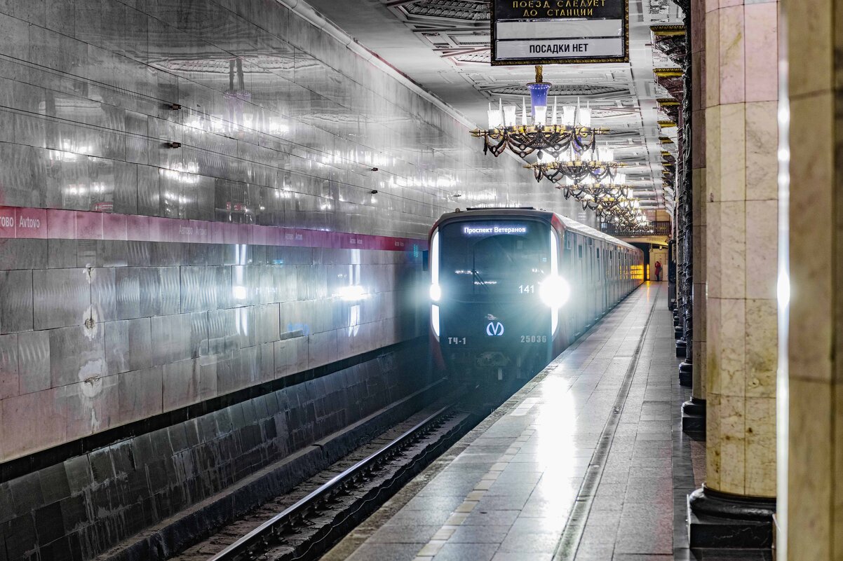 В метро - Константин Бобинский