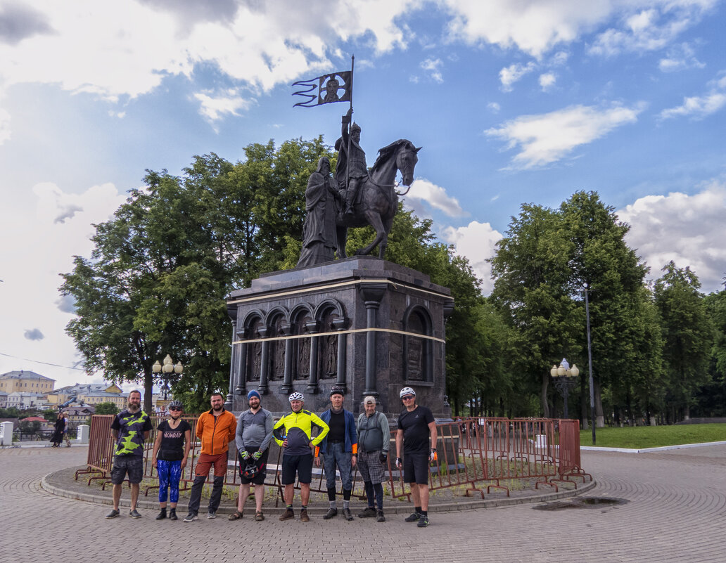 У памятника. Фото на память - Сергей Цветков