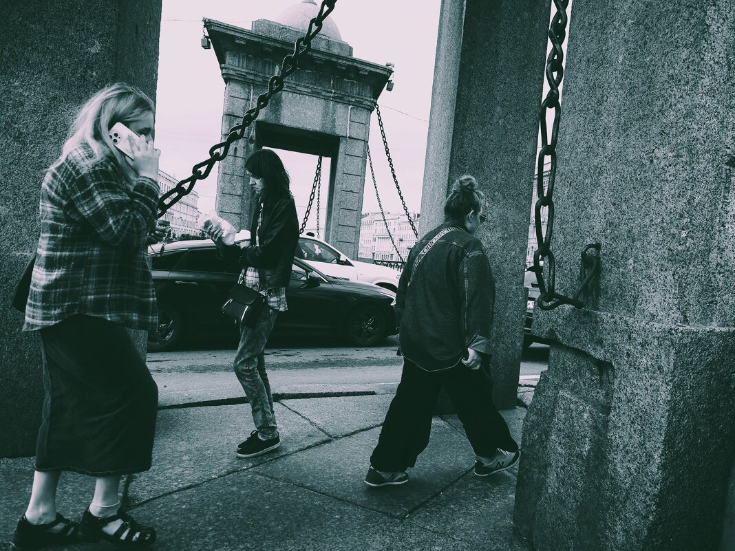 На мосту Ломоносова - Магомед .