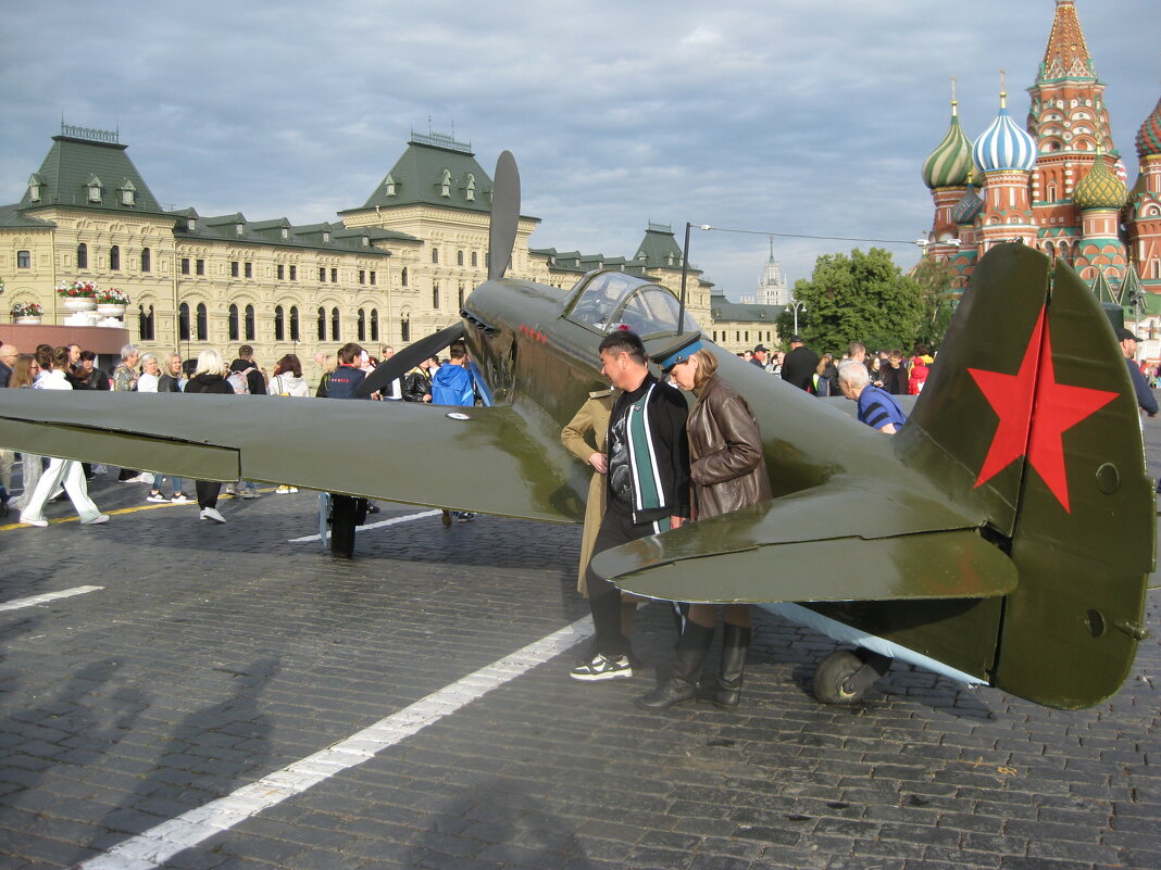 У самолёта легендарного - Дмитрий Никитин У самолёта легендарного - Дмитрий Никитин