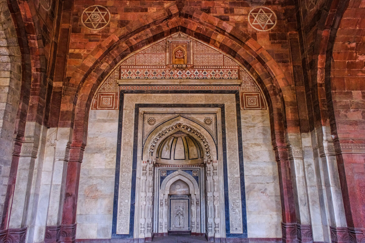 Внутри мечети Qila-i-Kuhna в старом форте г. Дели (16-ый век) - Георгий А