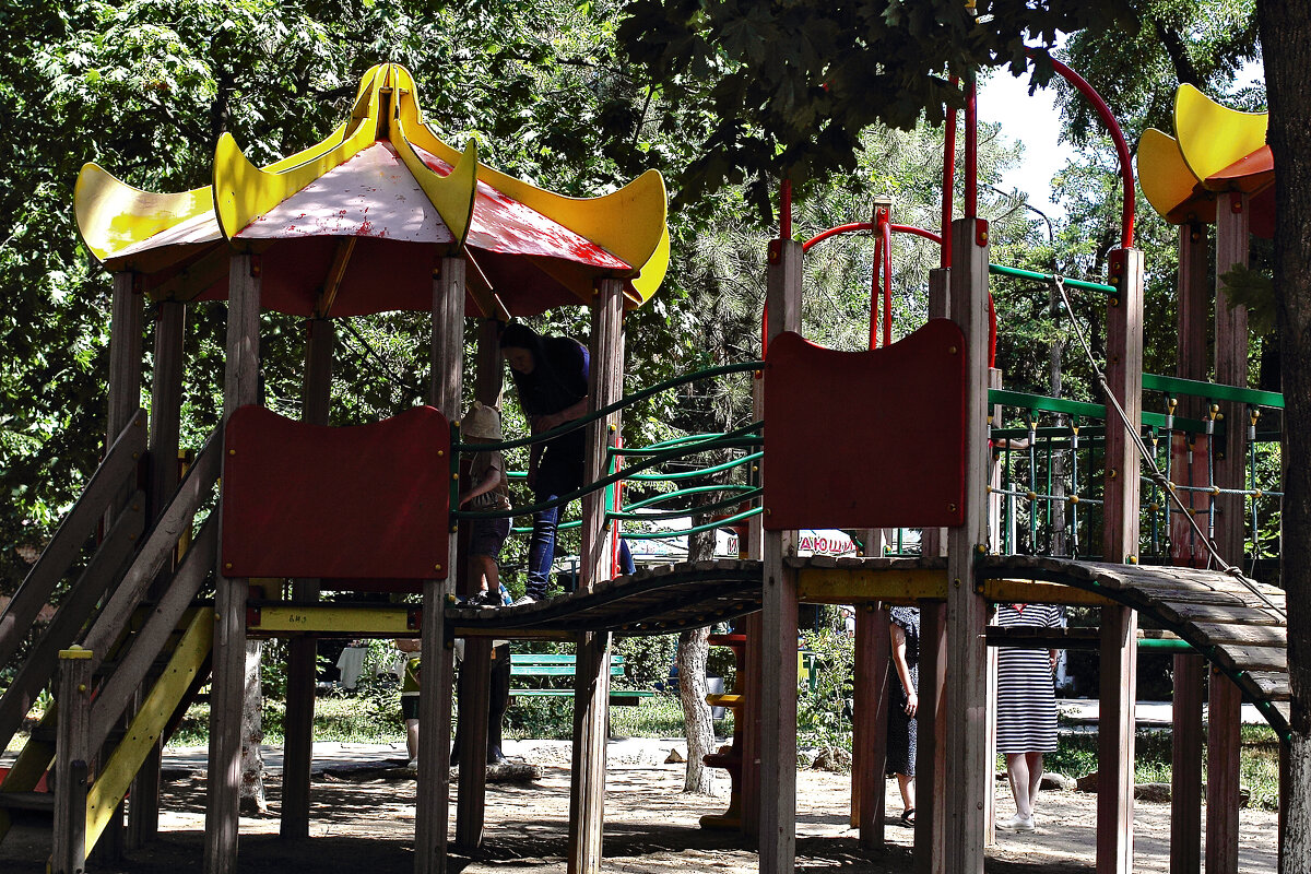 На детской площадке - Юрий Гайворонскiий На детской площадке - Юрий Гайворонскiий