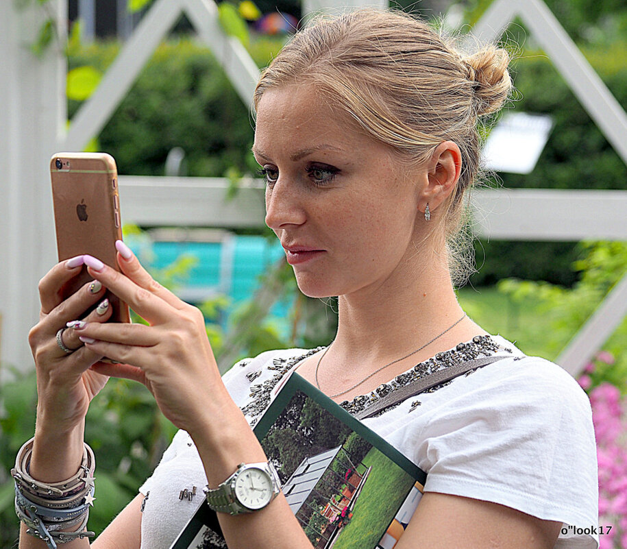 девушки и гаджеты - Олег Лукьянов