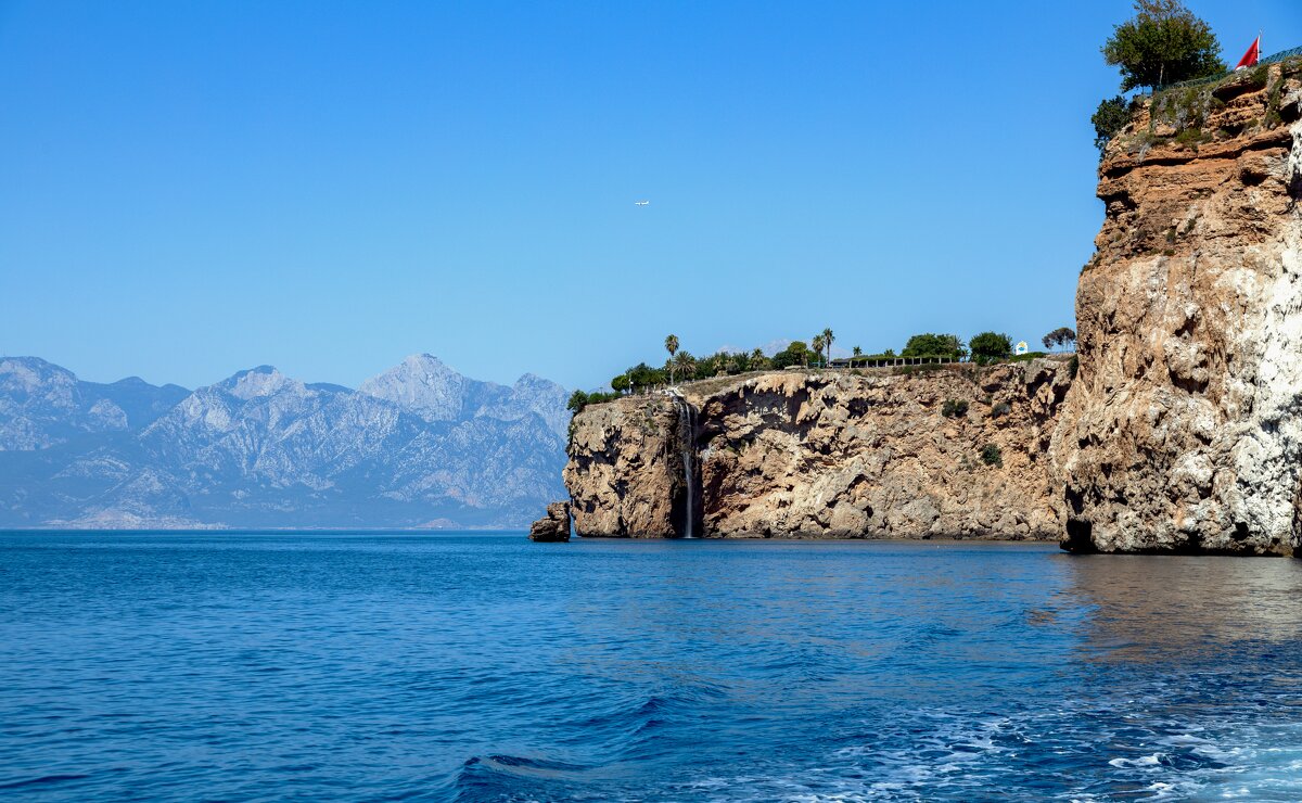 Морская прогулка к водопадам. - Yuri Chudnovetz