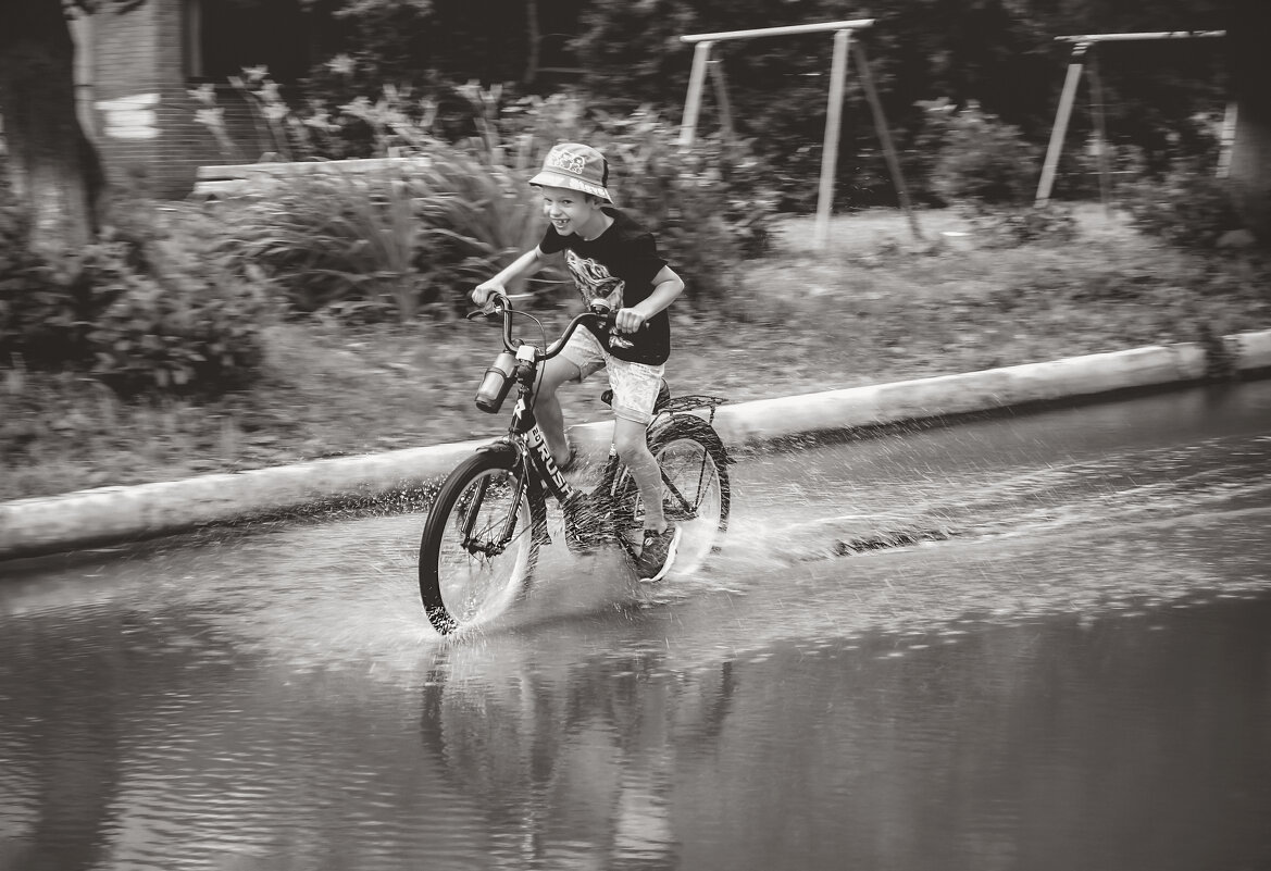 Гонять по лужам (чб) - Сергей Царёв Гонять по лужам (чб) - Сергей Царёв