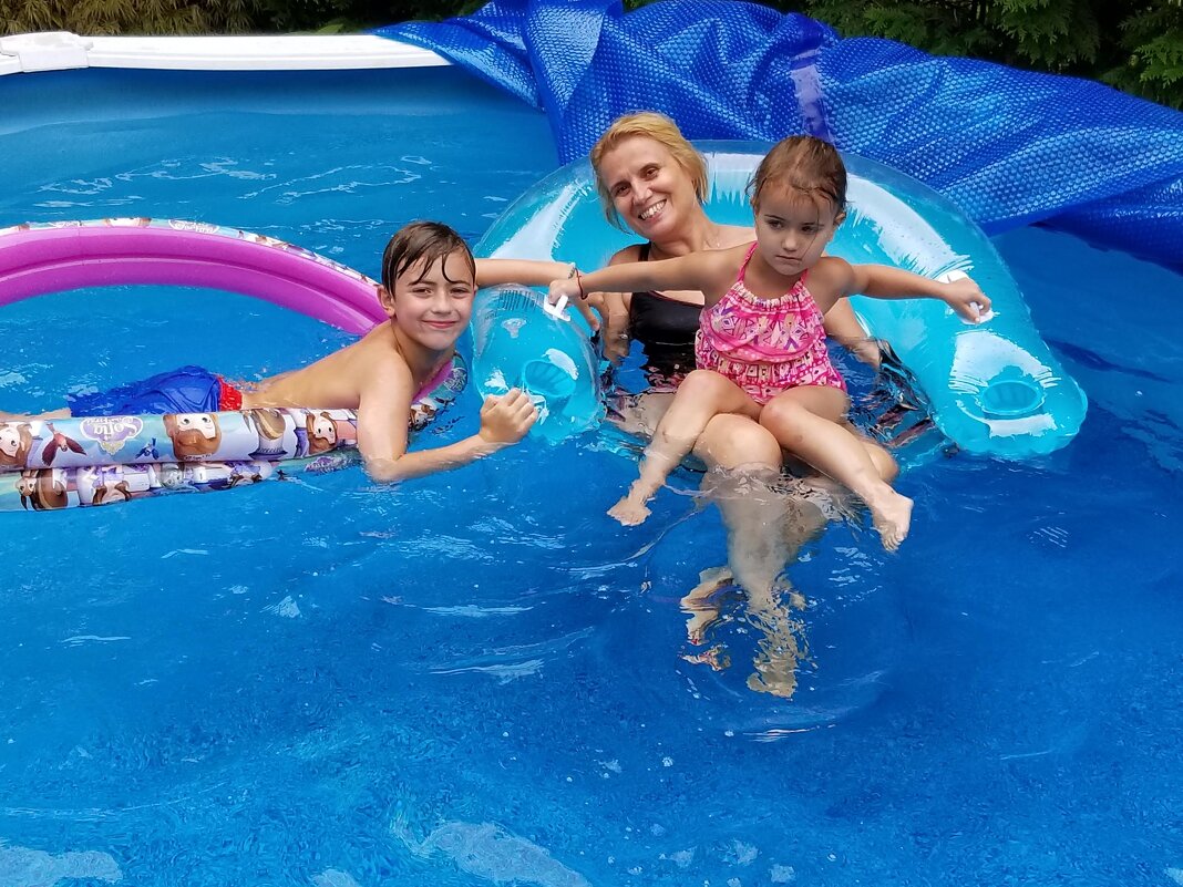 Ната с внуками в бассейне! - Светлана Хращевская Ната с внуками в бассейне! - Светлана Хращевская