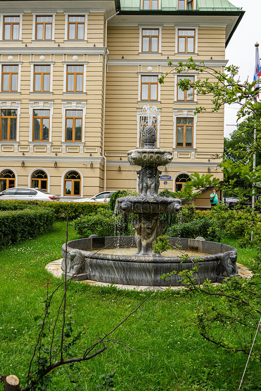 У отеля - Ирина Соловьёва