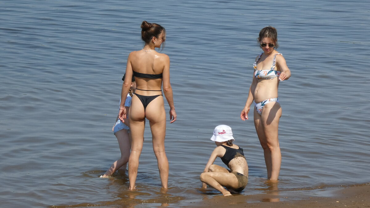 Летняя жара , все на пляже . - Вик Токарев