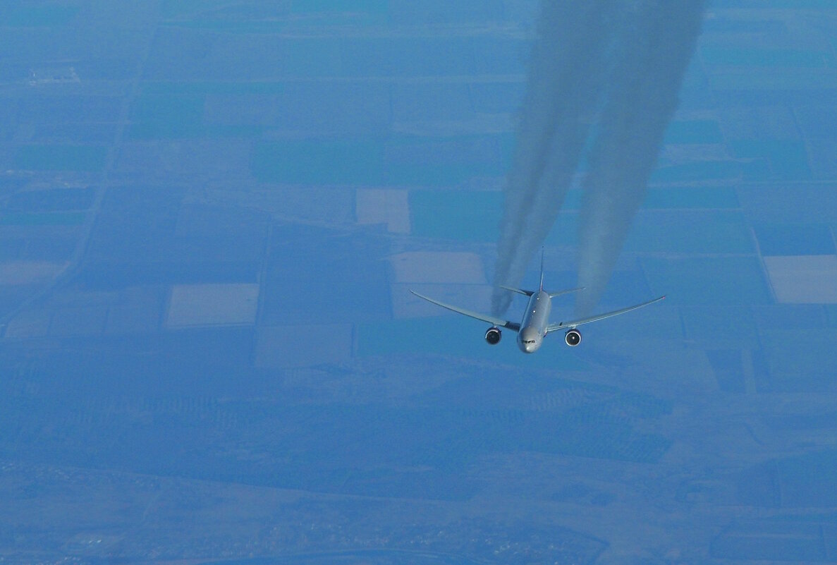 Встречный Боинг 777, ниже на 1 000 футов. - Alexey YakovLev