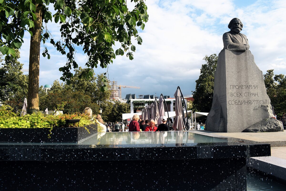 Сквер у гостиницы "Метрополь" стал шахматным. - Татьяна Помогалова