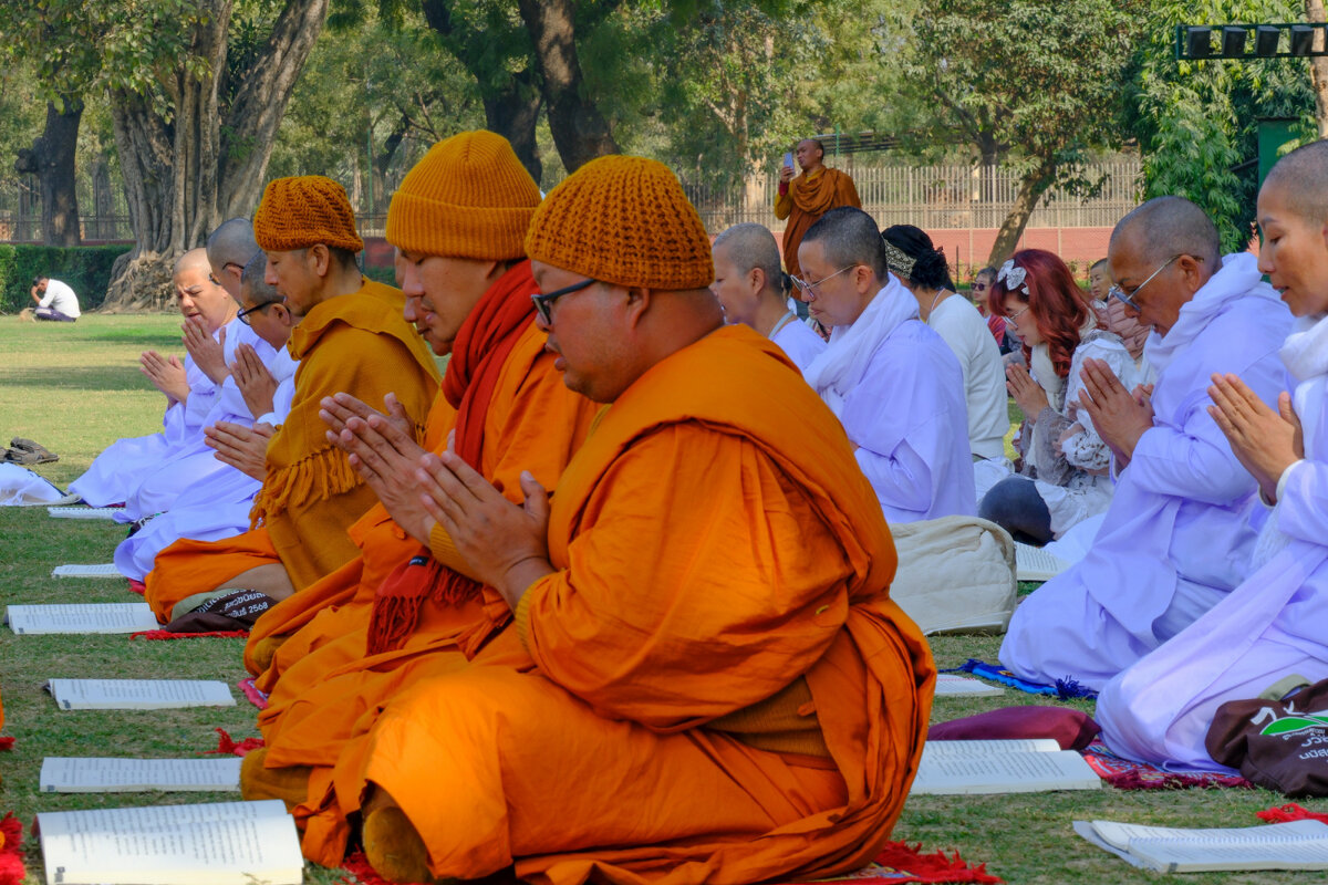 Буддисты молятся в Сарнате - Георгий А