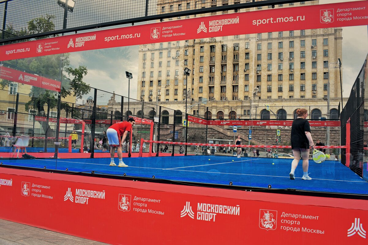 Теннисный корт у метро "Баррикадная" - Татьяна Помогалова