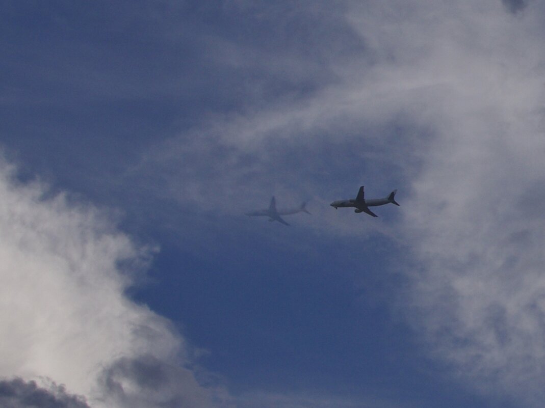 Тень на облаках от самолета - Сергей Швечков