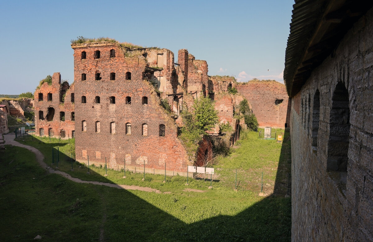 Развалины тюрьмы в крепости Орешек - skijumper Иванов