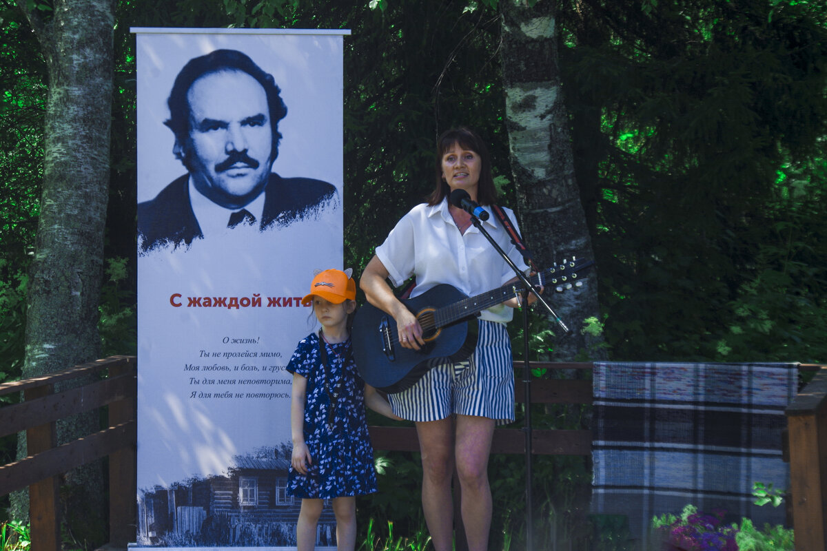 Удмуртия - Кезский район читает стихи Олег Поскрёбышев - Владимир Максимов