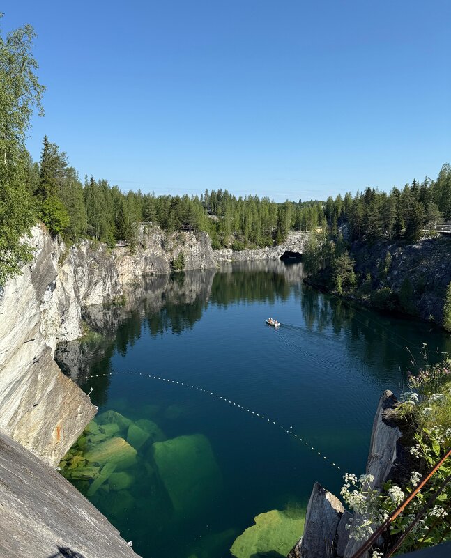 прозрачная вода мраморного карьера - Сергей Б.