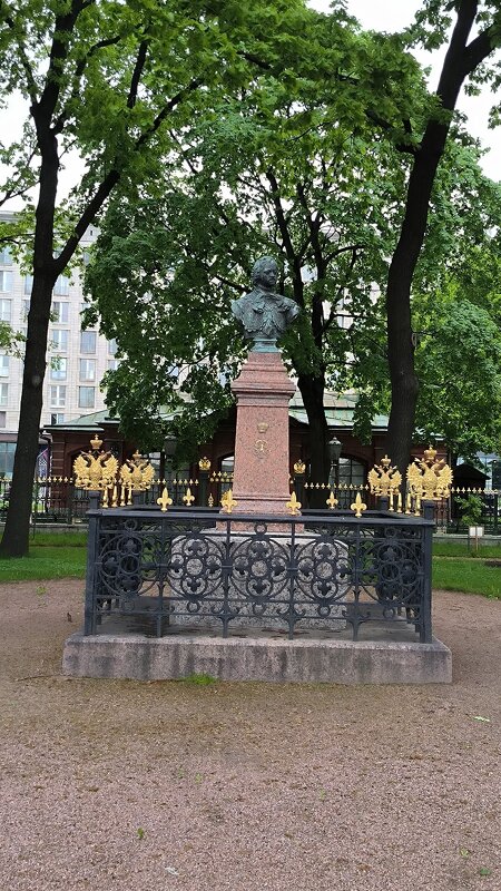 У домика Петра I - бюст императора . - Ольга 