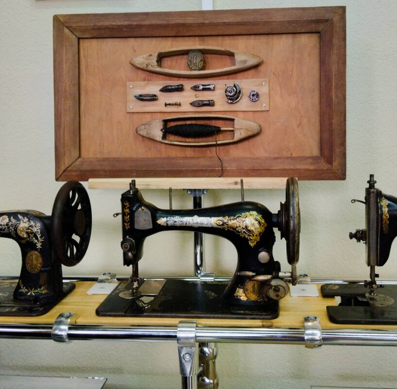 На выставке старых швейных машинок - Галина Бобкина